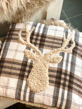 Charger l'image dans la galerie, Coussin tête cerf beige 45x45cm
