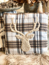 Charger l'image dans la galerie, Coussin tête cerf beige 45x45cm
