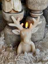 Charger l'image dans la galerie, Bougie cerf led beige H17xL13cm
