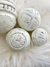 Charger l&#39;image dans la galerie, Boule deco en bois 10cm
