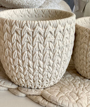Charger l'image dans la galerie, Cache pot beige céramique imitation laine PM H11xL13cm
