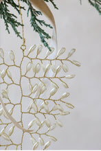 Charger l'image dans la galerie, Suspension feuilles en perles métal doré /creme H13xL10cm
