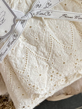 Charger l'image dans la galerie, Set de 2 essuies éponge avec bord dentelle blanc cassé ( 40x60cm - 60x110cm)
