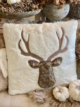 Charger l'image dans la galerie, Coussin fourrure déhoussable décor cerf 45x45cm
