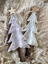Charger l'image dans la galerie, Sapin feutrine/bois beige H17xL6cm
