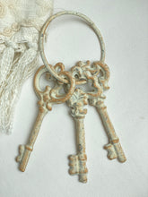 Charger l&#39;image dans la galerie, Set de 3 clefs métalliques H19xL9cm
