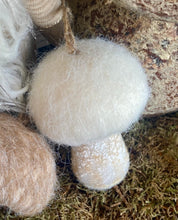 Charger l'image dans la galerie, Champignons blanc cassé à suspendre en feutrine H10xL7cm
