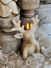 Charger l'image dans la galerie, Bougie cerf led beige H17xL13cm
