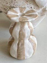Charger l'image dans la galerie, Bougeoir céramique ligné beige/ecru GM H17xL11cm
