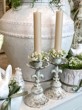 Charger l'image dans la galerie, Bougeoir métallique fleur de lys garni de fleurs + bougie H17xL9cm
