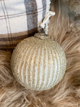 Charger l'image dans la galerie, Boule noël ronde avec strass 15cm
