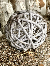 Charger l&#39;image dans la galerie, Boule en osier blanchi lumineux led 15cm
