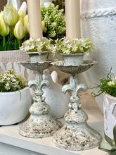 Charger l'image dans la galerie, Bougeoir métallique fleur de lys garni de fleurs + bougie H17xL9cm
