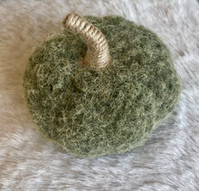 Charger l'image dans la galerie, Citrouille verte en feutrine H8xL9cm
