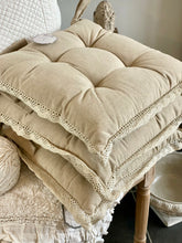 Charger l'image dans la galerie, Galette de chaise beige avec nouettes 40x40cm ( coton et polyester)
