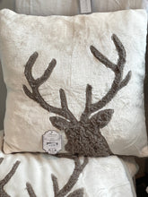 Charger l&#39;image dans la galerie, Coussin tête de cerf fourrure/teddy blanc/ marron 45x45cm ( déhoussable, intérieur compris)
