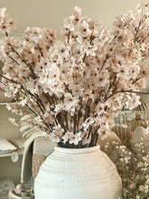Charger l'image dans la galerie, Branche artificielle fleurs cerisier rose 114cm
