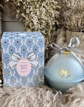 Charger l'image dans la galerie, Bougie parfumée décorative Boule de Noël Rubans de Fête 210g - senteur Musc Irisé
