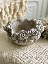Charger l&#39;image dans la galerie, Pot ciment avec fleurs H12xL20cm (expédition uniquement Belgique)

