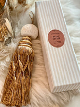 Charger l'image dans la galerie, Pompon parfumé Mathilde M senteur Rose Elixir
