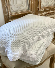 Charger l&#39;image dans la galerie, Couvre lit blanc avec volants dentelle anglaise 260x260cm
