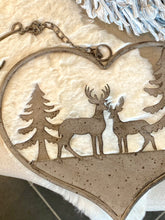 Charger l'image dans la galerie, Cœur à suspendre métallique décor cerfs H32xL33cm
