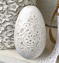 Charger l'image dans la galerie, Oeuf en bois blanc patiné H11xL6cm
