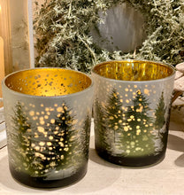 Charger l'image dans la galerie, Photophore en verre avec sapins H8xL7cm
