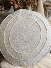 Charger l'image dans la galerie, Coussin rond déhoussable en dentelle et coton 45cm
