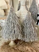 Charger l'image dans la galerie, Cone en bois blanchi sur support bois PM H54xL25cm
