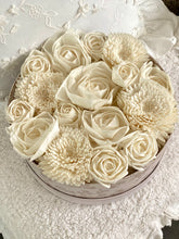 Charger l'image dans la galerie, Boîte ronde carton garnie de fleurs en papier H9xL18cm
