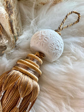 Charger l'image dans la galerie, Pompon parfumé Mathilde M senteur Rose Elixir
