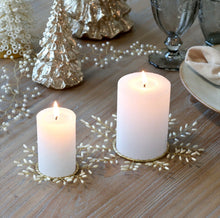 Charger l'image dans la galerie, Set de 2 couronnes à bougies avec perles doré et crème 11cm
