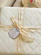 Charger l'image dans la galerie, Couvre lit matelassé avec dentelle anglaise blanc cassé 260x260cm
