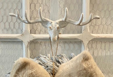 Charger l'image dans la galerie, Crochet de porte ou armoire décor cerf en métal blanchi H37xL28cm
