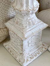 Charger l'image dans la galerie, Chandelier haut en résine blanchie H42xL12cm
