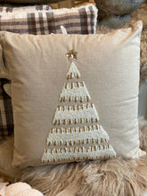 Charger l'image dans la galerie, Coussin avec sapin et strass 40x40cm

