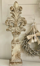 Charger l'image dans la galerie, Ornement fleur de lys en résine H65xL25cm
