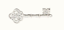 Charger l'image dans la galerie, Crochet métallique clef antique crème H7xL19cm
