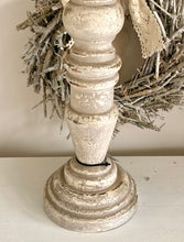 Charger l'image dans la galerie, Haut chandelier en bois blanchi H55xL10cm
