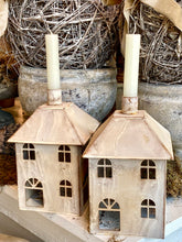 Charger l'image dans la galerie, Maisonnette porte bougie métallique beige vieilli H20xL12cm
