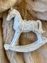 Charger l'image dans la galerie, Cheval à suspendre en résine blanc vieilli H12xL12cm
