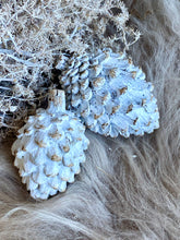 Charger l'image dans la galerie, Pomme de pin en résine blanc vieilli H9xL7cm
