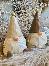 Charger l'image dans la galerie, Gnome assis en résine brun/beige H17xL10cm
