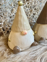 Charger l'image dans la galerie, Gnome assis en résine beige/brun H17xL10cm
