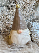Charger l'image dans la galerie, Gnome assis en résine brun/beige H17xL10cm
