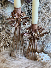Charger l'image dans la galerie, Bougeoir métallique avec décor fleurs GM H23xL10cm
