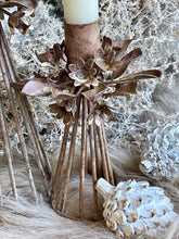 Charger l'image dans la galerie, Bougeoir métallique avec décor fleurs GM H23xL10cm
