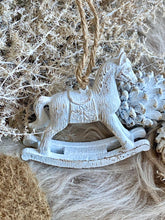 Charger l'image dans la galerie, Cheval à suspendre en résine blanc vieilli H12xL12cm
