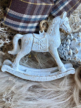 Charger l'image dans la galerie, Cheval à suspendre en résine blanc vieilli H12xL12cm
